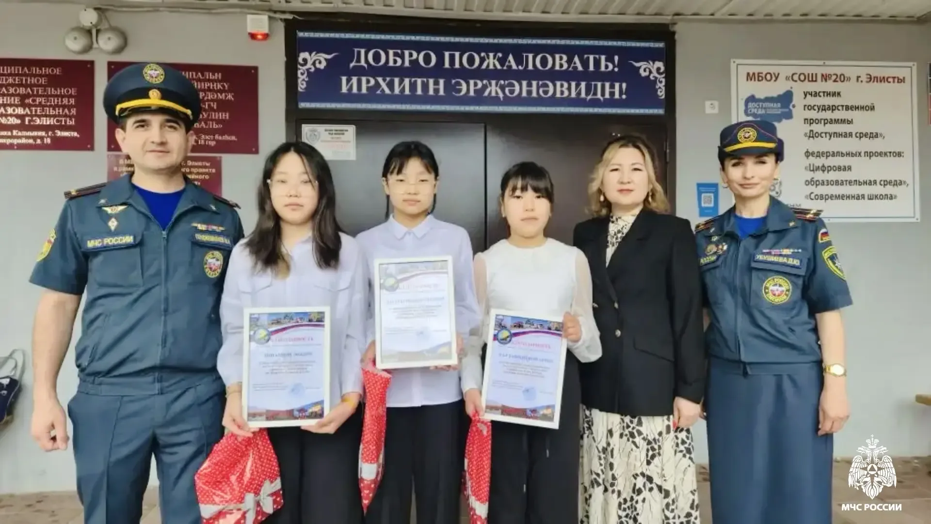 🔹Торжественная линейка с поднятием флага и исполнением гимна в элистинской средней школе №20 началас