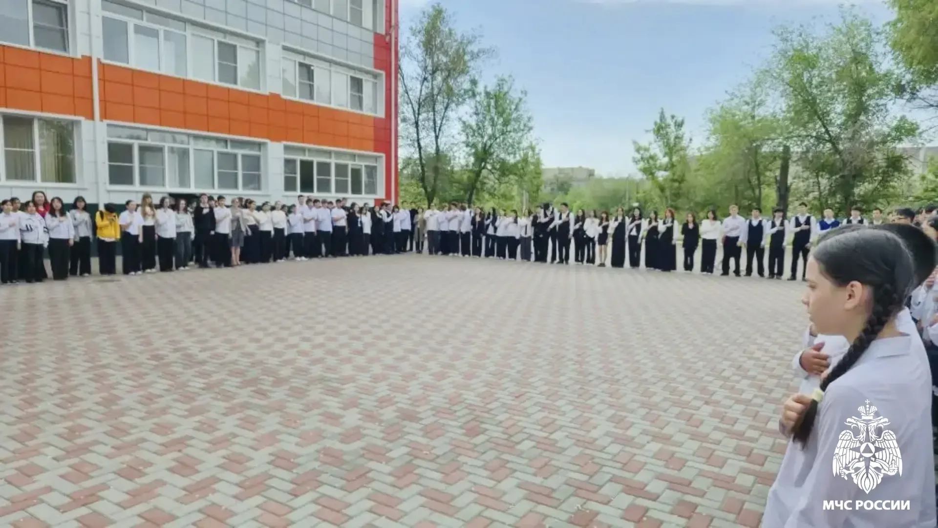 🔹Торжественная линейка с поднятием флага и исполнением гимна в элистинской средней школе №20 началас