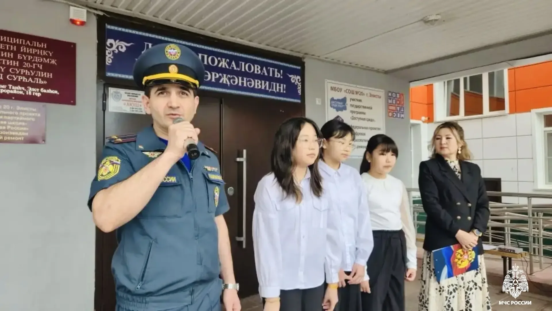 🔹Торжественная линейка с поднятием флага и исполнением гимна в элистинской средней школе №20 началас