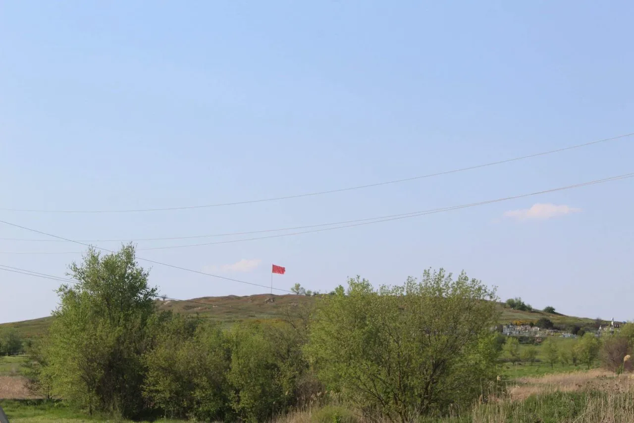 9 мая в п. Каменногорье Каменского района на Каменной горе был поднят красный флаг – символ Великой 