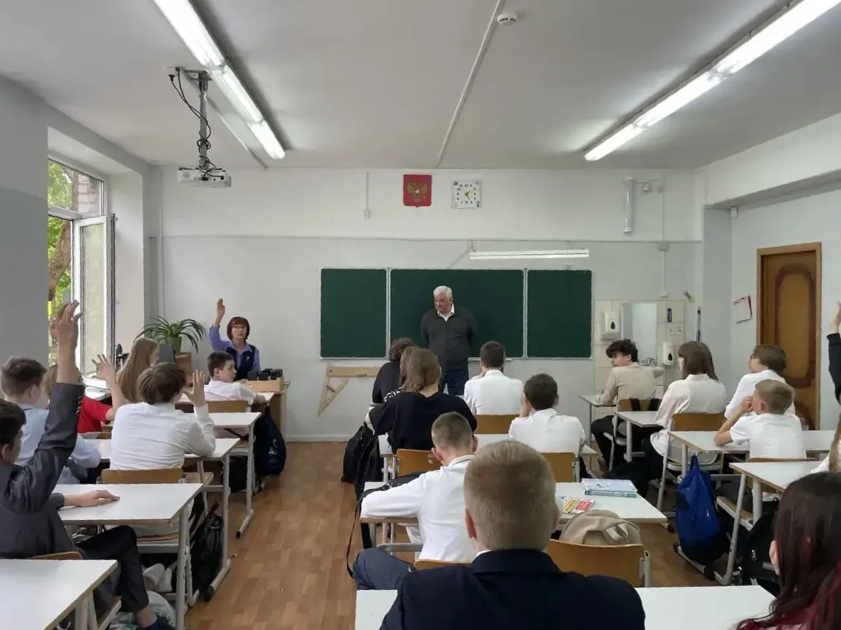 🇷🇺 Говорим о патриотизме в 28 школе  В рамках Родительского фестиваля в 7В классе прошла встреча с В