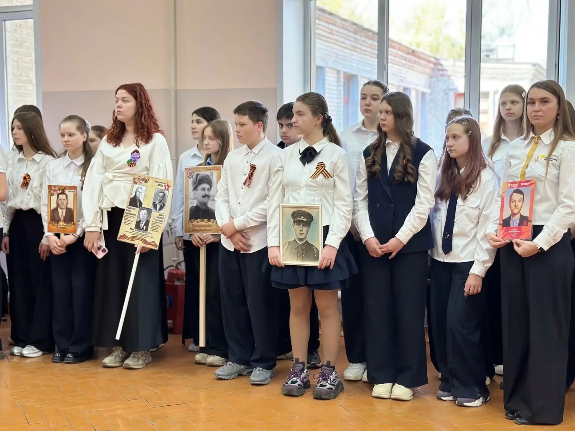 🎗️ПОМНИМ   В преддверии праздника Великой Победы в школе прошла Всероссийская акция «Бессмертный пол