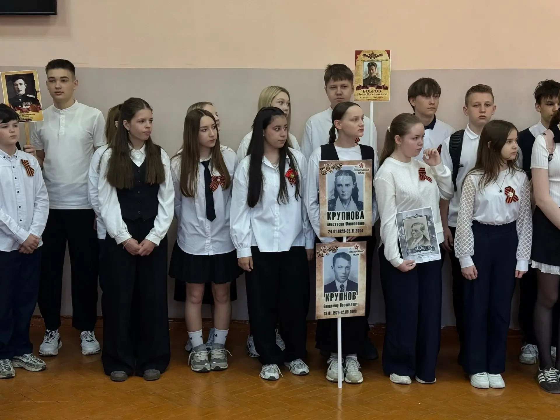 🎗️ПОМНИМ   В преддверии праздника Великой Победы в школе прошла Всероссийская акция «Бессмертный пол