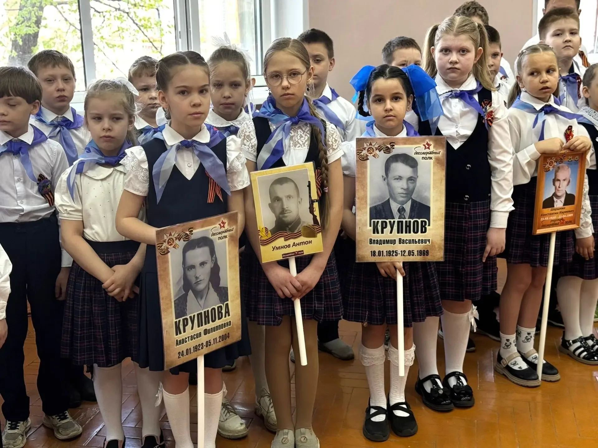 🎗️ПОМНИМ   В преддверии праздника Великой Победы в школе прошла Всероссийская акция «Бессмертный пол
