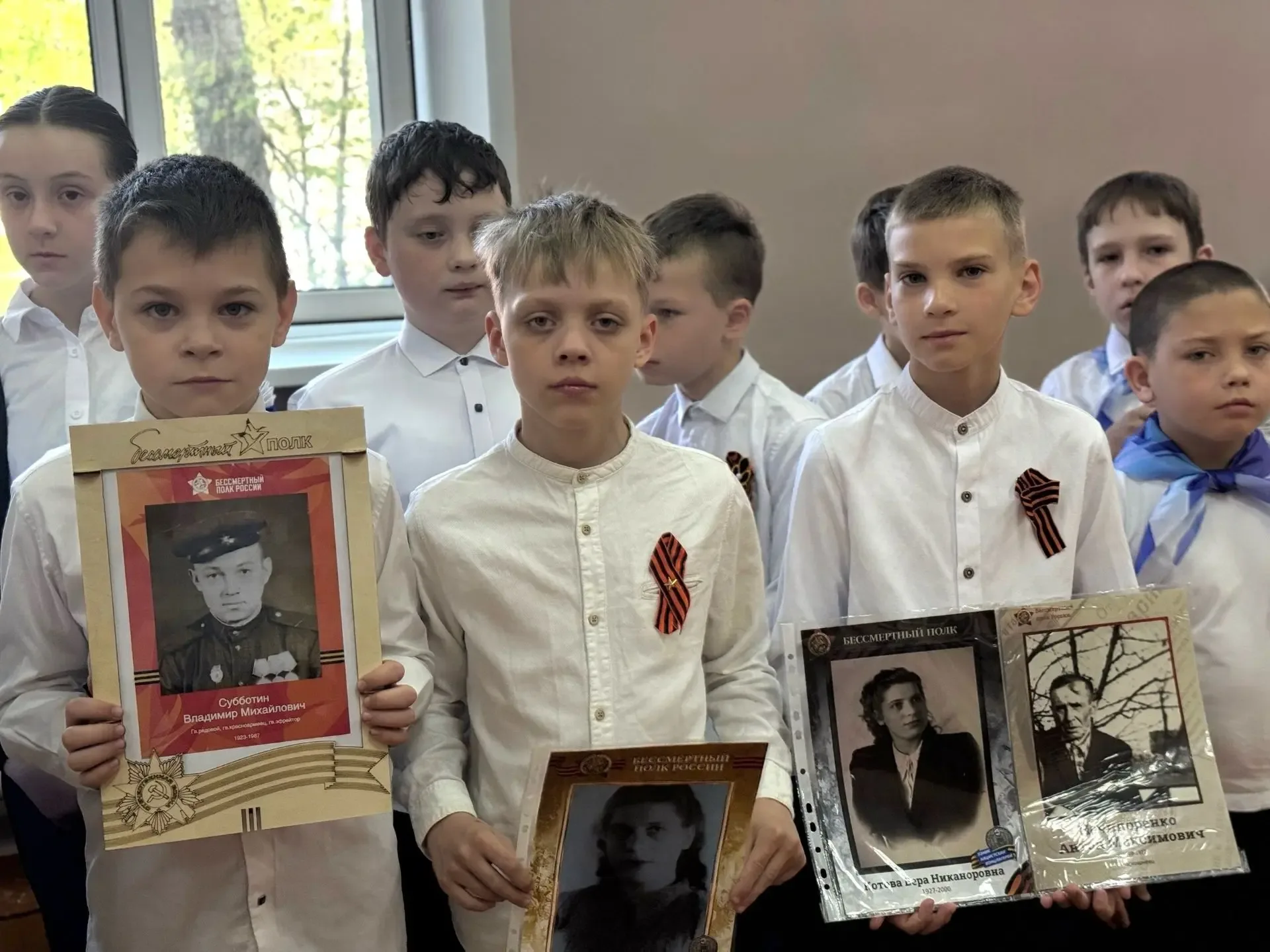 🎗️ПОМНИМ   В преддверии праздника Великой Победы в школе прошла Всероссийская акция «Бессмертный пол