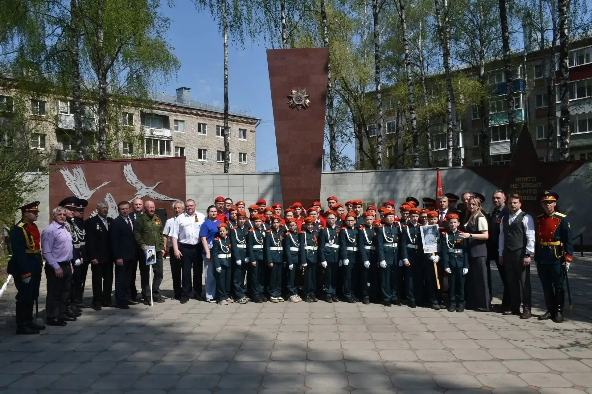 Ученики 5В кадетского класса приняли участие в торжественном возложении цветов к мемориалу «Вечный о