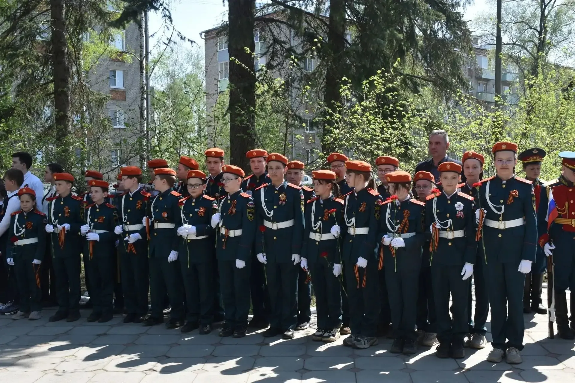 Ученики 5В кадетского класса приняли участие в торжественном возложении цветов к мемориалу «Вечный о