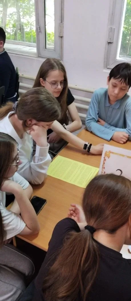 Сегодня учащиеся 7-х классов нашей школы провели урок по истории нашего края в библиотеке. Тема: УРА