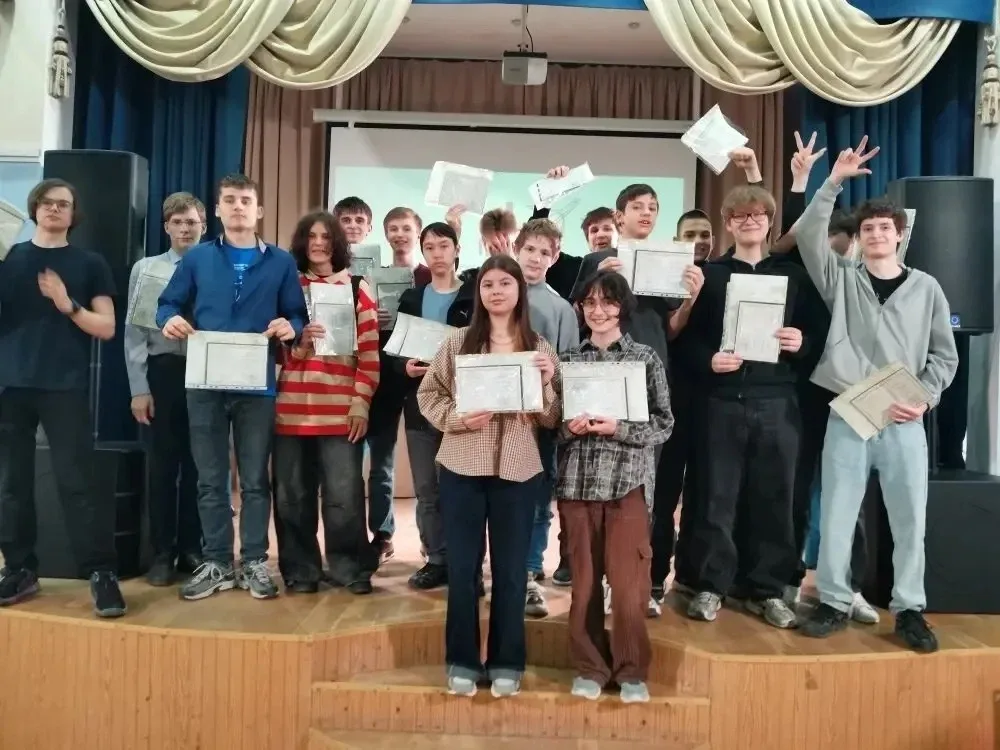 🎓 Первые шаги в профессию: ученики 10 «Т» получили свидетельства чертёжников-конструкторов  📐 Ученик