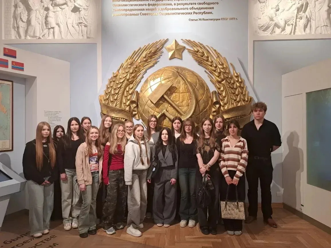 ⭐️ «Наследники победителей»: история, объединяющая поколения!  Ученики 10 «Е» и 10 «Т» классов приня