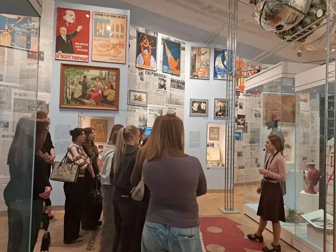 ⭐️ «Наследники победителей»: история, объединяющая поколения!  Ученики 10 «Е» и 10 «Т» классов приня