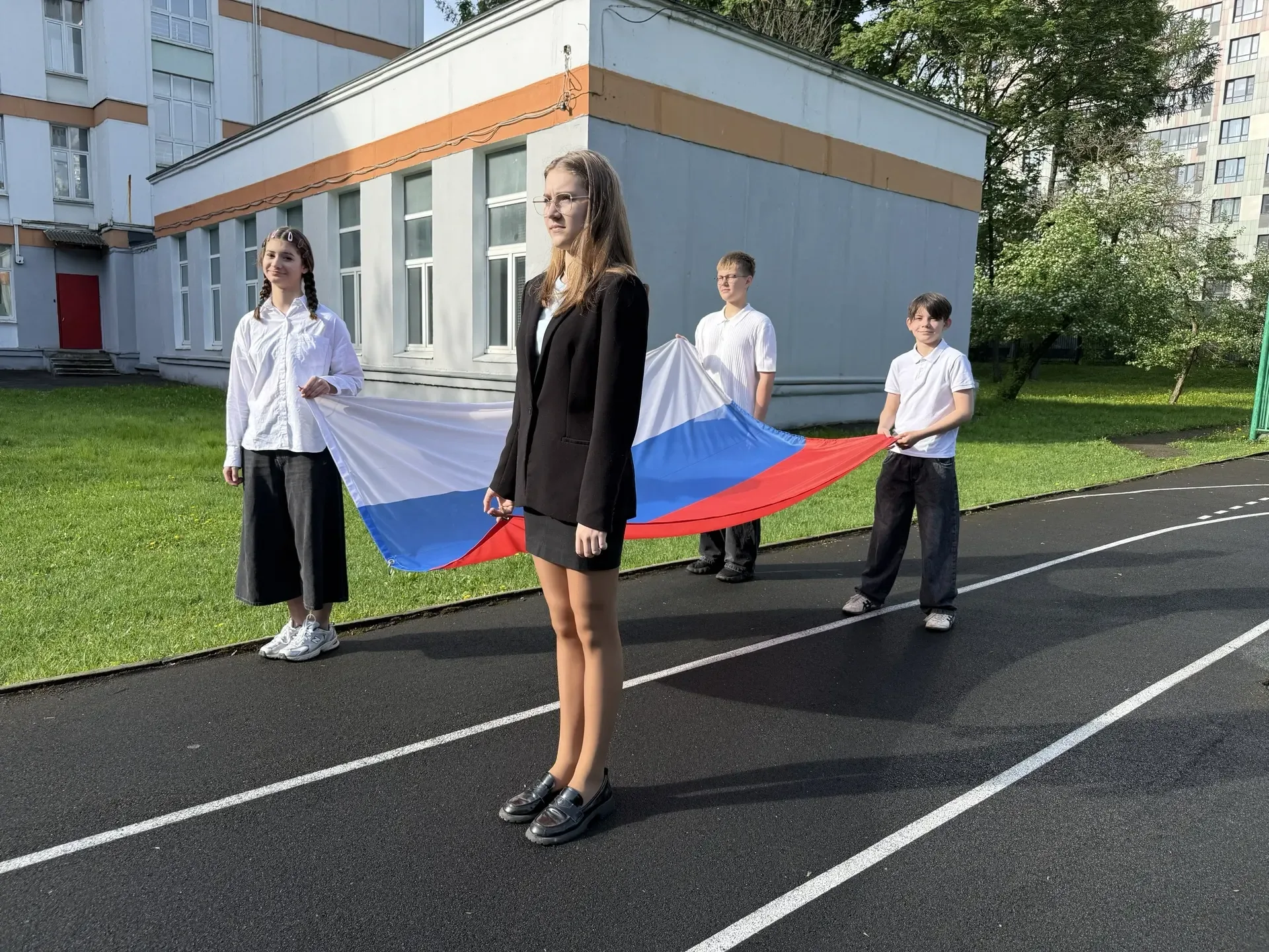✨ Начинаем рабочую неделю с торжественной церемонии поднятия Государственного флага и исполнения гим