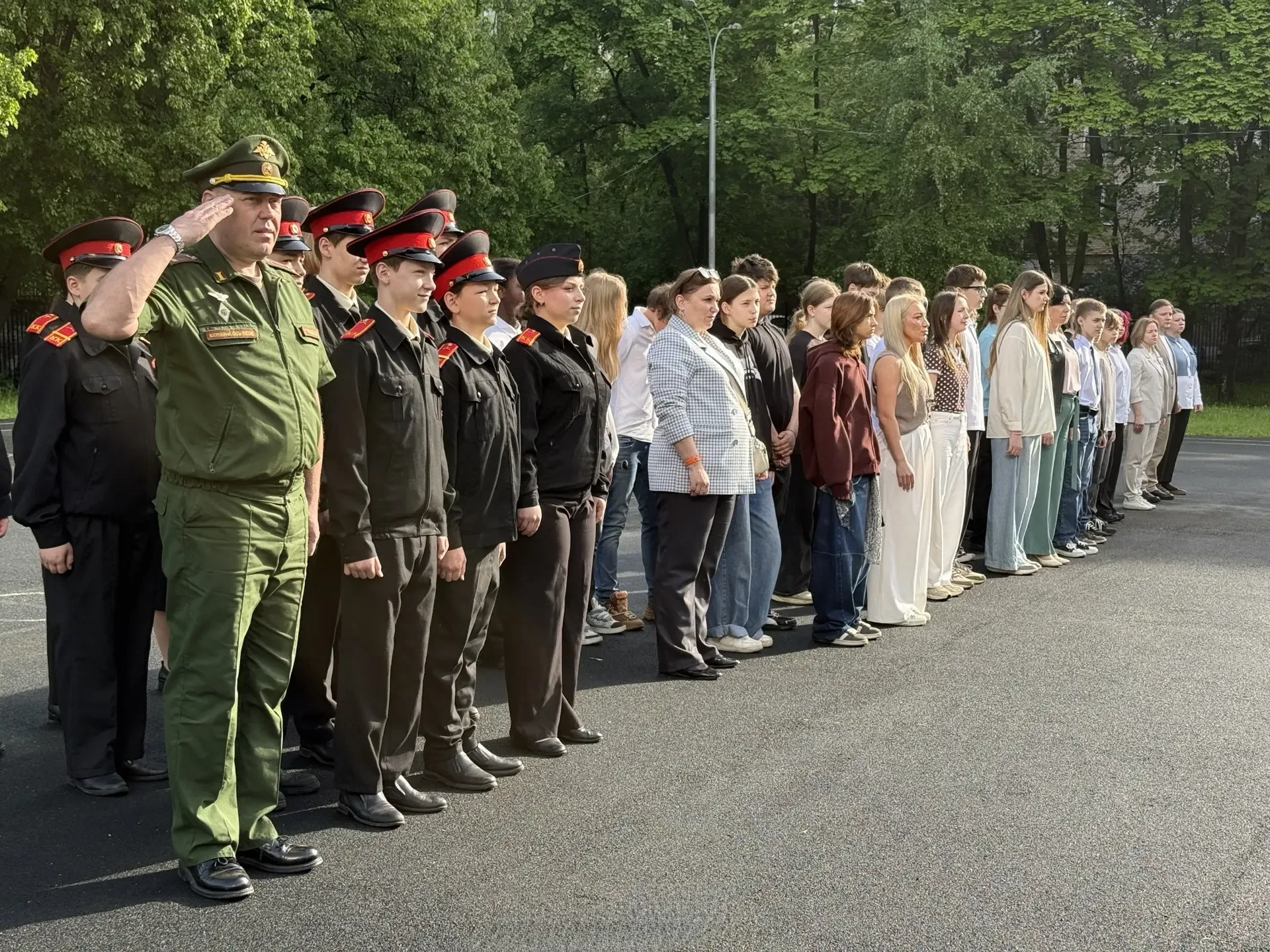 ✨ Начинаем рабочую неделю с торжественной церемонии поднятия Государственного флага и исполнения гим