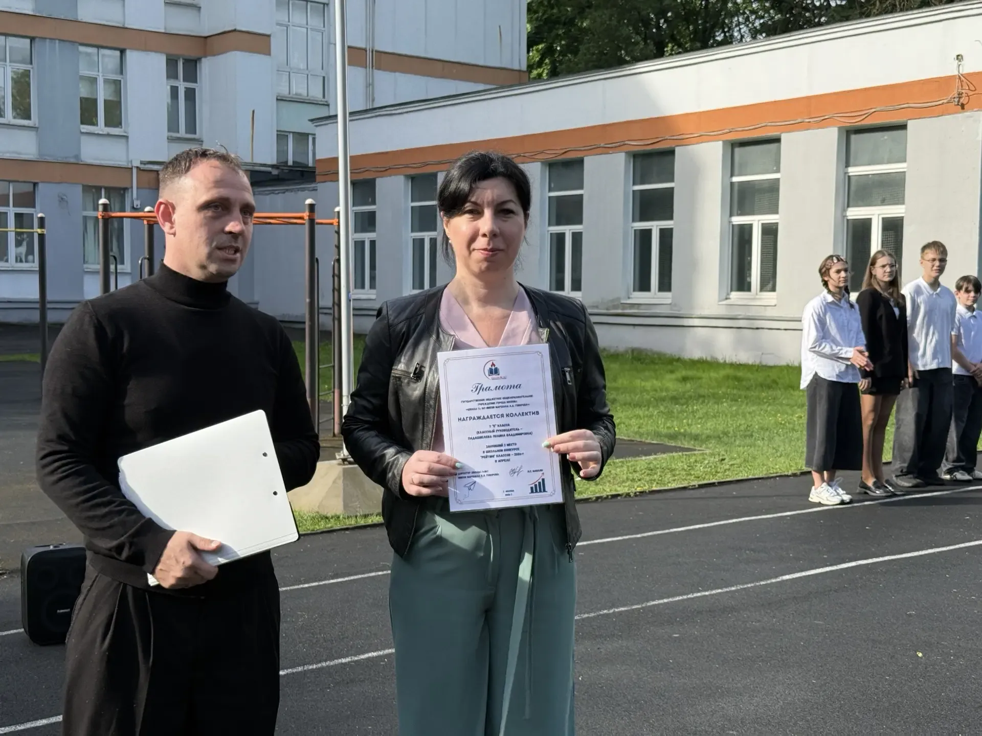 ✨ Начинаем рабочую неделю с торжественной церемонии поднятия Государственного флага и исполнения гим