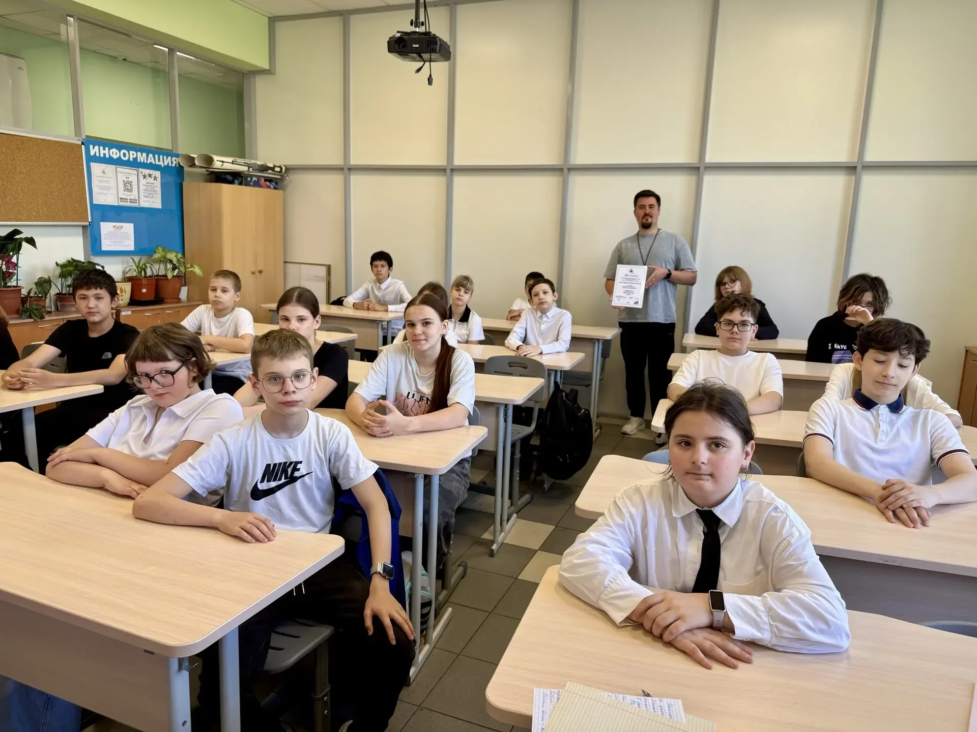✨ Начинаем рабочую неделю с торжественной церемонии поднятия Государственного флага и исполнения гим