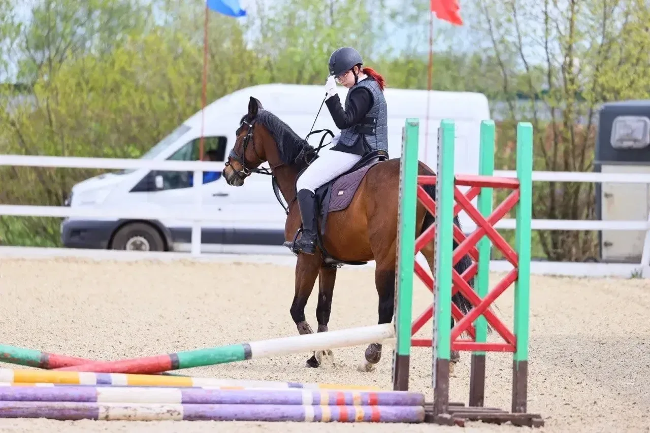 🏆 Успешный дебют в соревнованиях по конному спорту  🥇 Ученица 8 «Е» класса Вероника заняла 1 место в