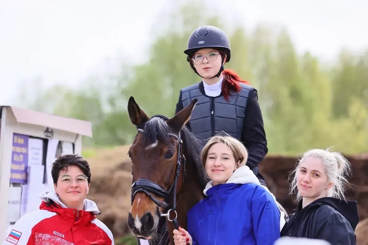 🏆 Успешный дебют в соревнованиях по конному спорту  🥇 Ученица 8 «Е» класса Вероника заняла 1 место в