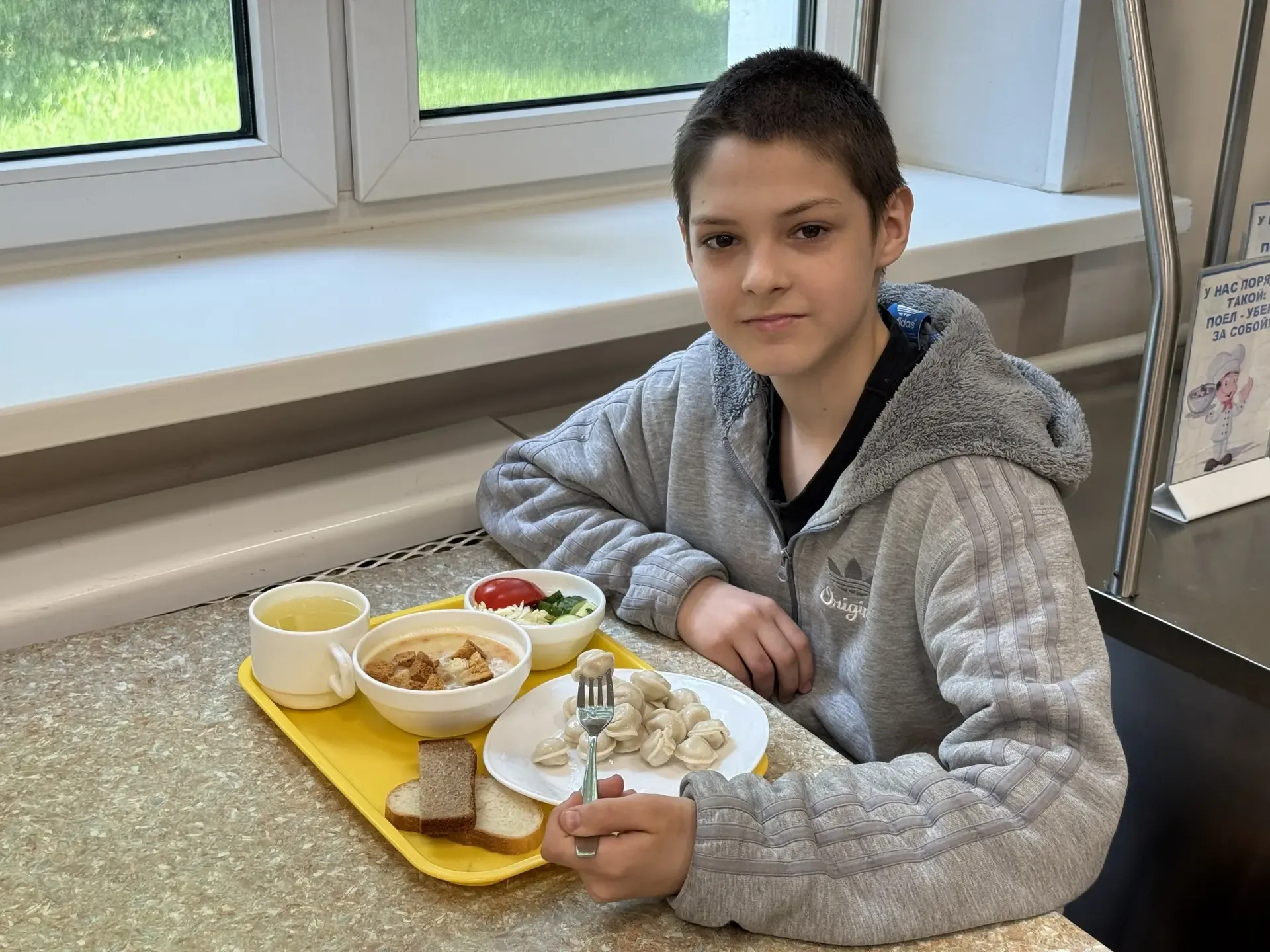 🥟 Сегодня в школьной столовой на обед — пельмени!  Пельмени — одно из самых любимых блюд в нашей шко
