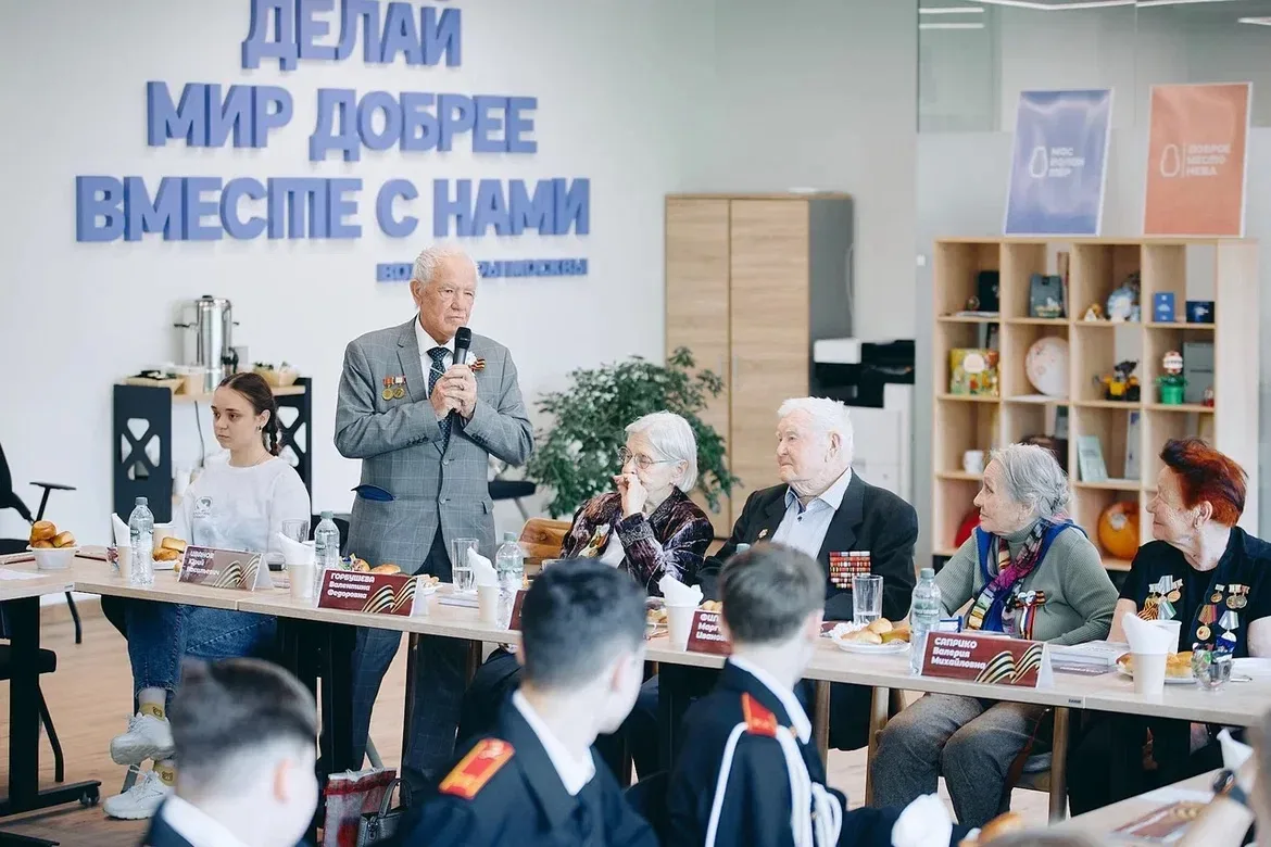 🤝 Связь поколений  В преддверии Дня Победы в окружном волонтёрском центре «Доброе место. Нева» прошл