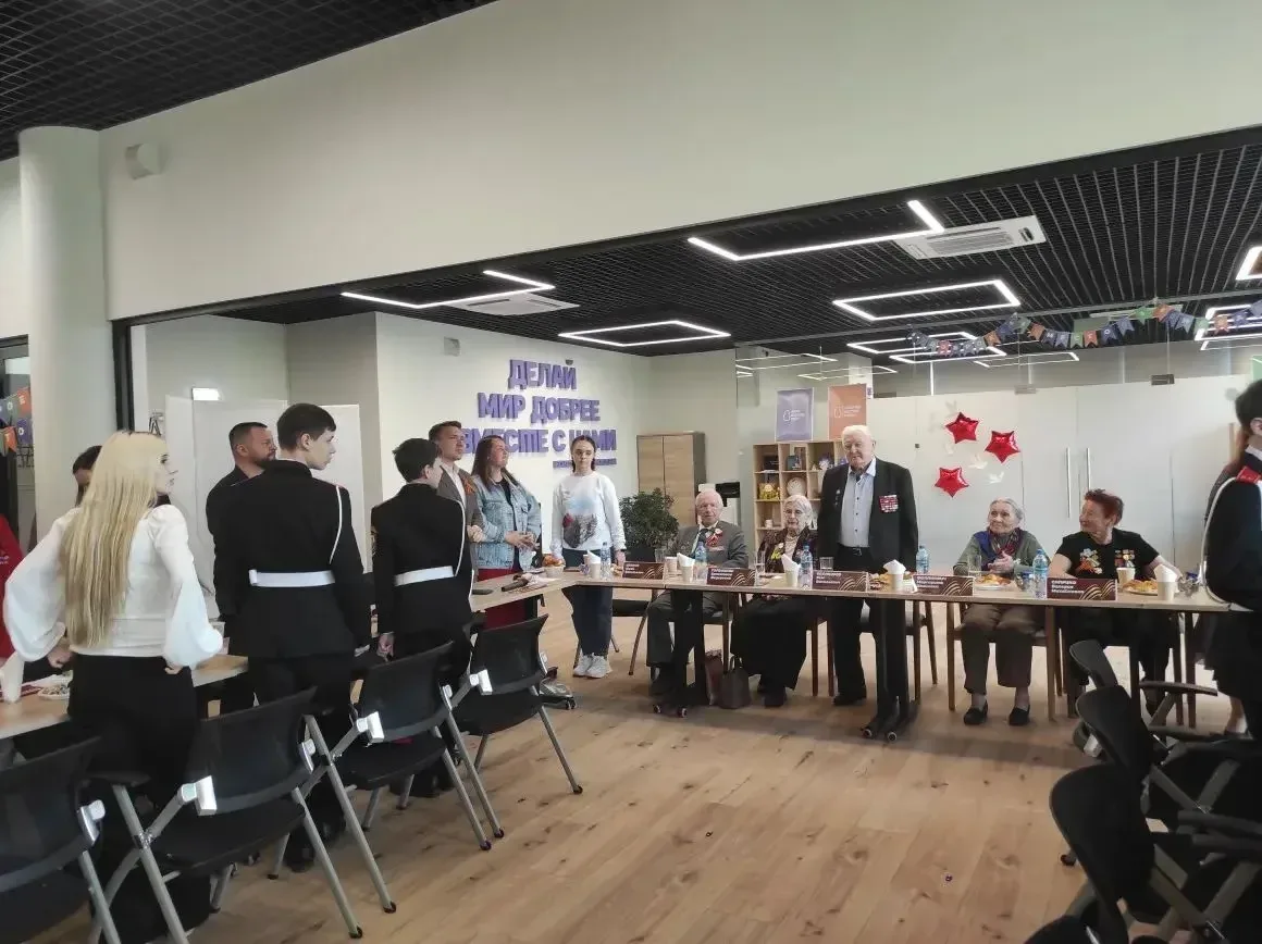 🤝 Связь поколений  В преддверии Дня Победы в окружном волонтёрском центре «Доброе место. Нева» прошл