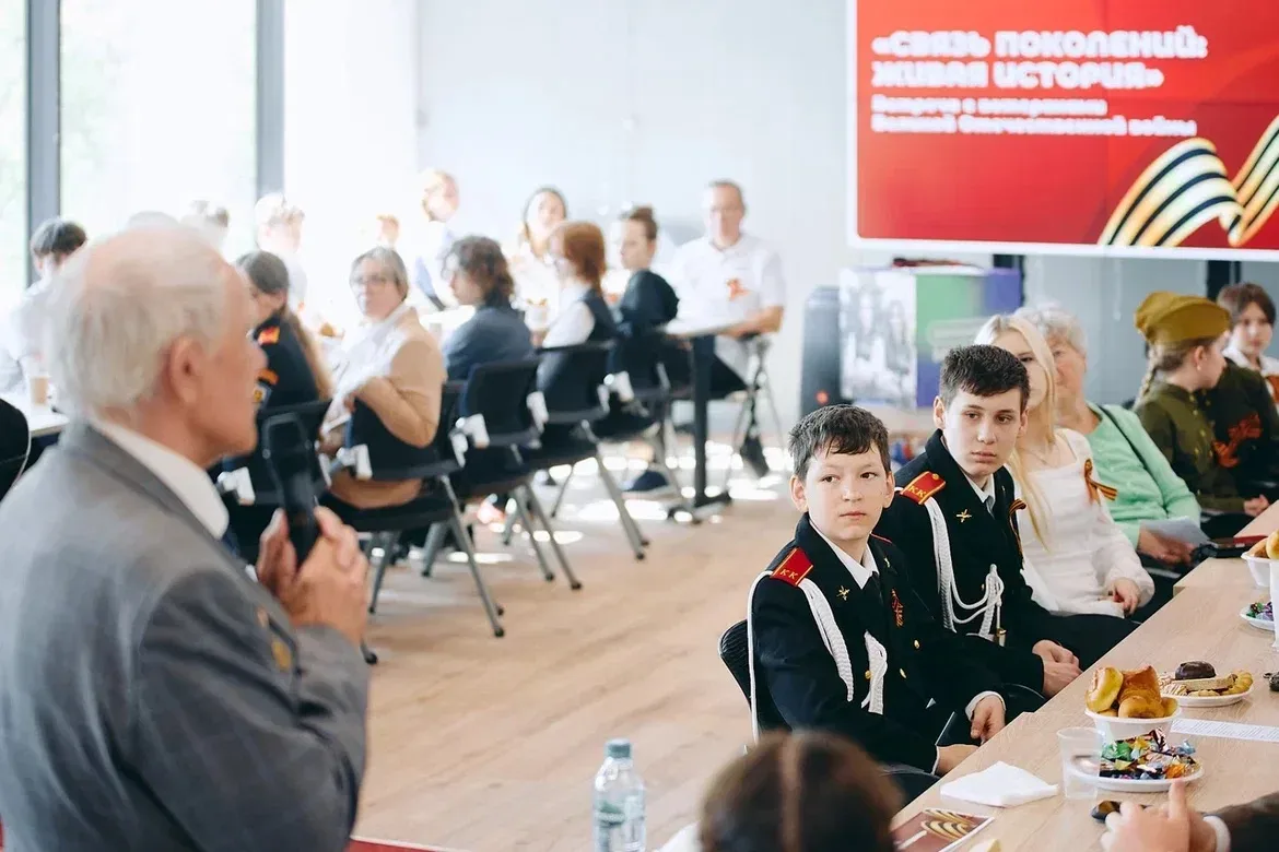🤝 Связь поколений  В преддверии Дня Победы в окружном волонтёрском центре «Доброе место. Нева» прошл