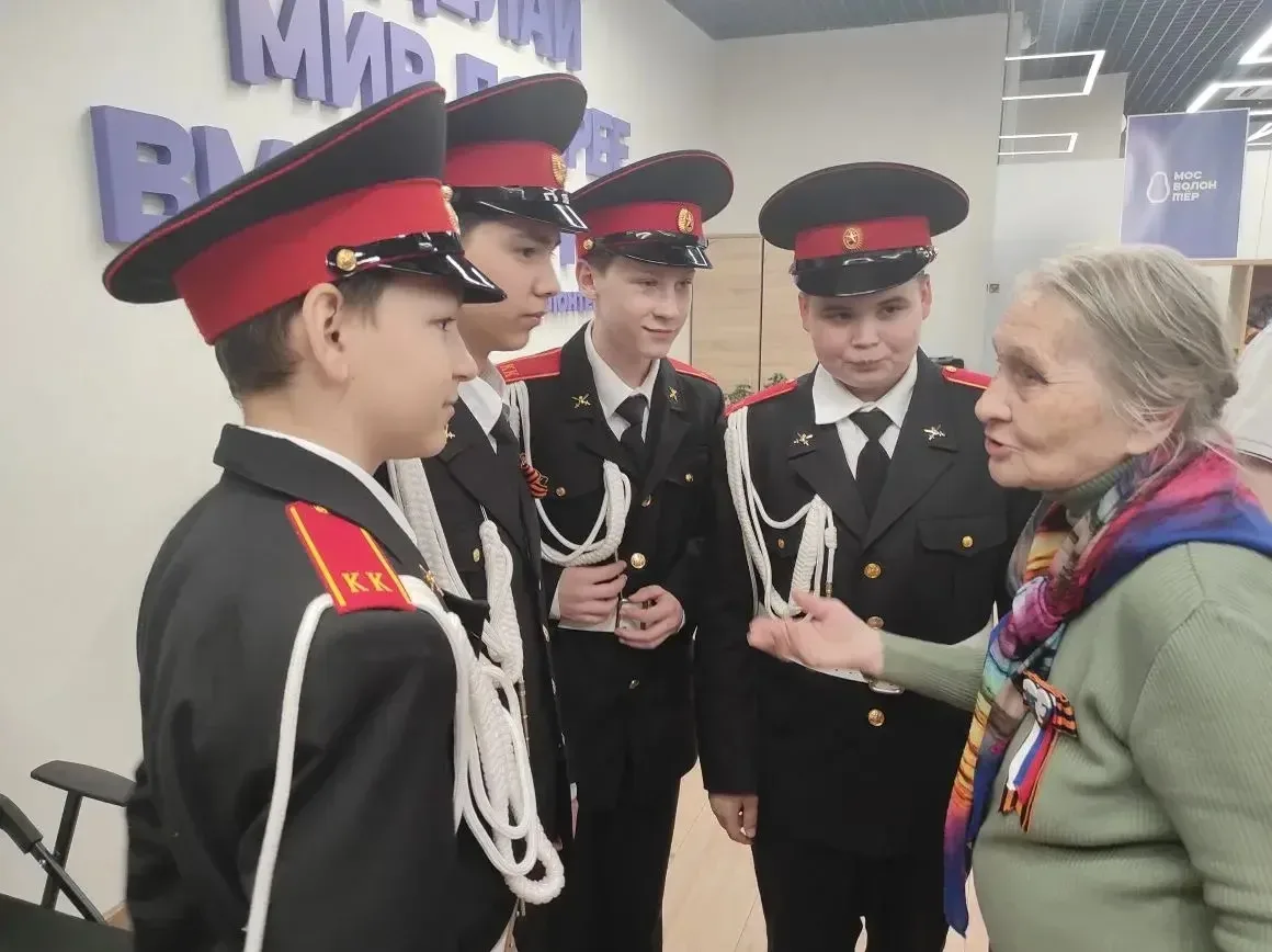 🤝 Связь поколений  В преддверии Дня Победы в окружном волонтёрском центре «Доброе место. Нева» прошл