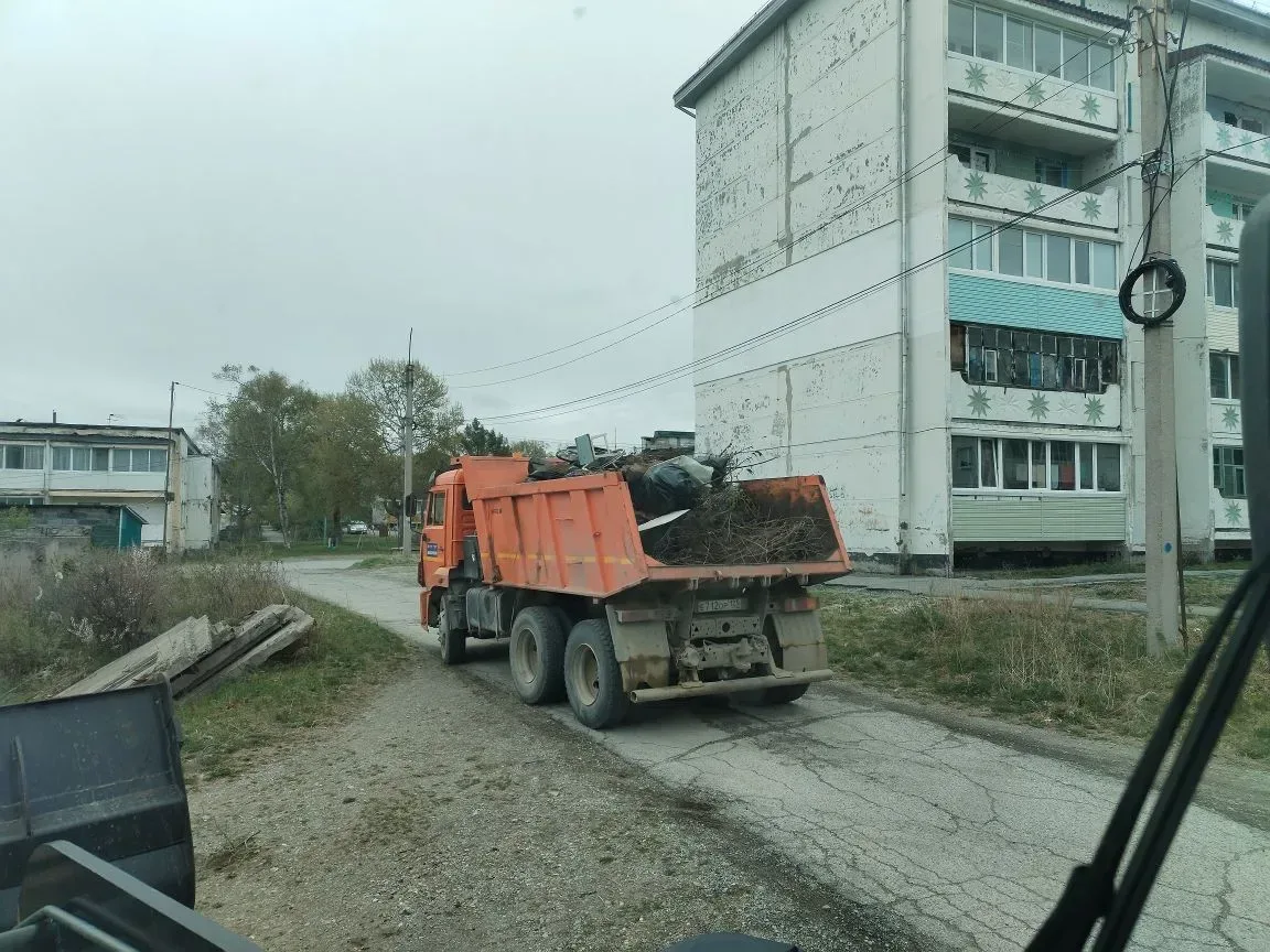 Работы в городе  На текущей неделе работники «Обслуживающего учреждения»: - вывезли негабаритный мус