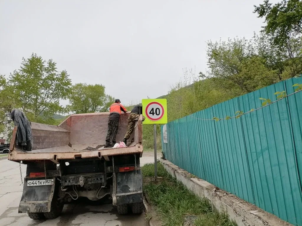Работы в городе  На текущей неделе работники «Обслуживающего учреждения»: - вывезли негабаритный мус