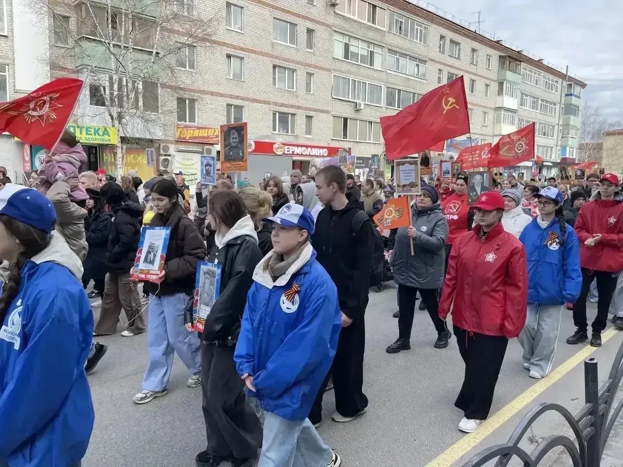 🇷🇺 БЕССМЕРТНЫЙ ПОЛК 🇷🇺    📣 Старшеклассники, Волонтеры Победы нашей школы приняли участие в патриоти