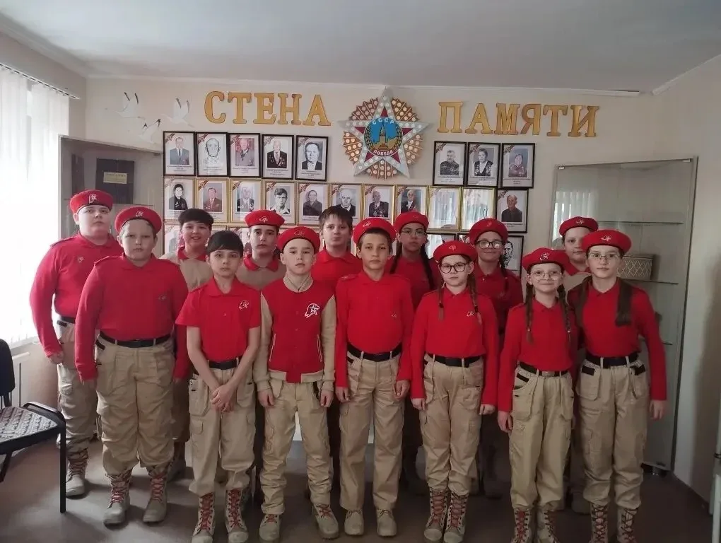 🇷🇺 УРОК МУЖЕСТВА 🇷🇺   📣 15 мая, наши Юнармейцы 5ю класса приняли участие в уроке мужества:    «Нам н