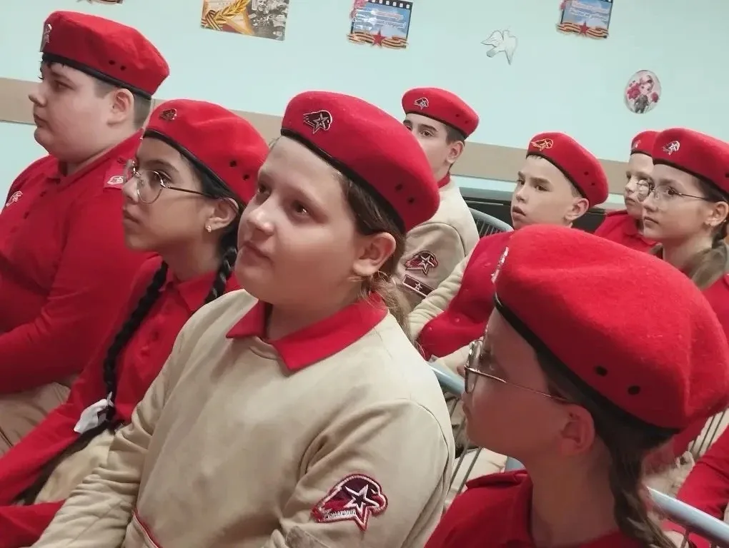 🇷🇺 УРОК МУЖЕСТВА 🇷🇺   📣 15 мая, наши Юнармейцы 5ю класса приняли участие в уроке мужества:    «Нам н