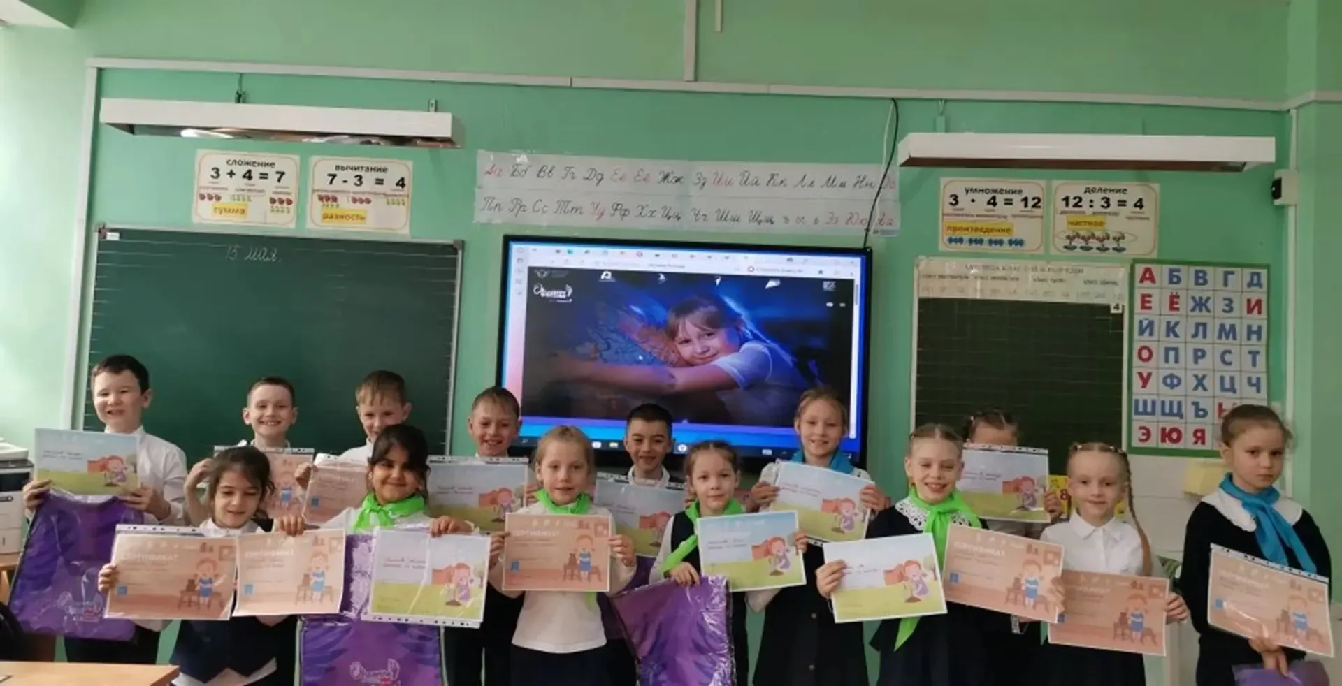 🌱 Орлята-экологи  Сегодня ученики 1а класса передали рассаду цветов Валентине Михайловне Немцовой, к