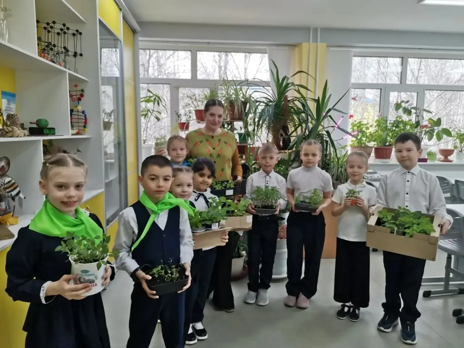 🌱 Орлята-экологи  Сегодня ученики 1а класса передали рассаду цветов Валентине Михайловне Немцовой, к