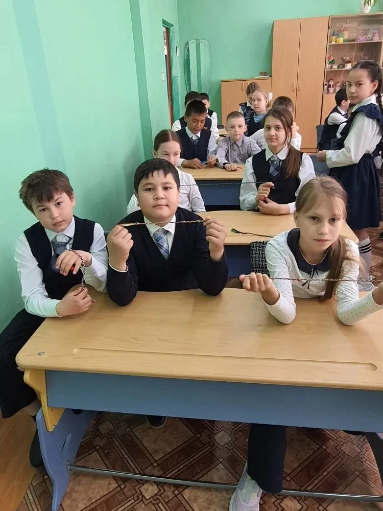 🎗 Плетём фенечки с душой для наших героев!  20 мая 2026 года обучающиеся 4а и 4г классов с большим э