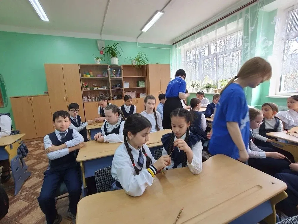 🎗 Плетём фенечки с душой для наших героев!  20 мая 2026 года обучающиеся 4а и 4г классов с большим э