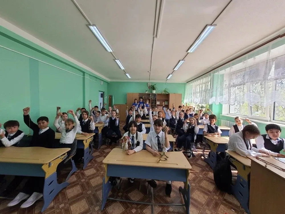 🎗 Плетём фенечки с душой для наших героев!  20 мая 2026 года обучающиеся 4а и 4г классов с большим э