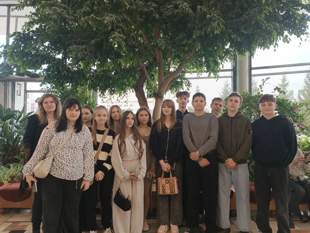 🎭 Театральный день с «Пушкинской картой»!  🎭21-го мая учащиеся 8А и 8Б классов отправились в театр «