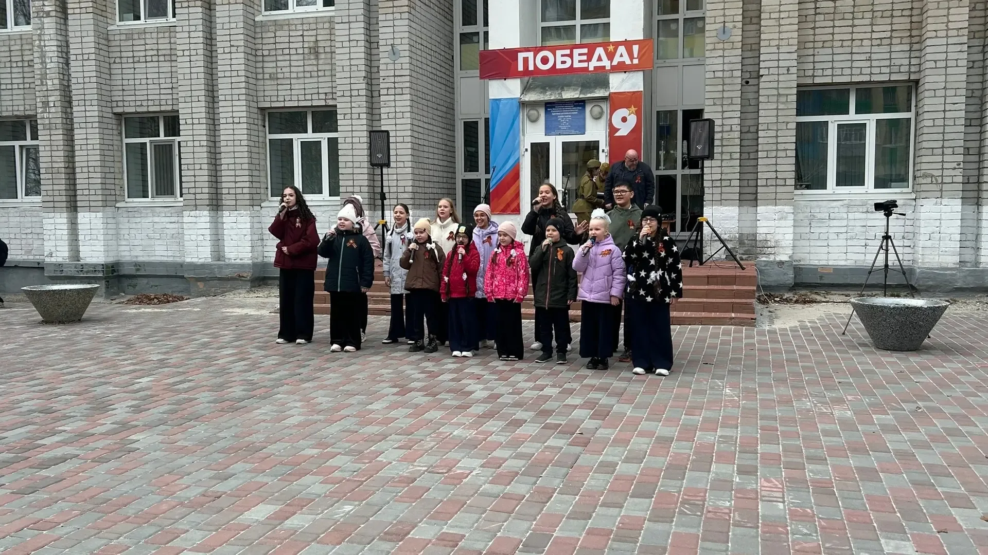 Память, ожившая в сердцах🕊️  В День Победы ученики и педагоги МБОУ СОШ N6 совместно с МБОУ СОШ N8 пр