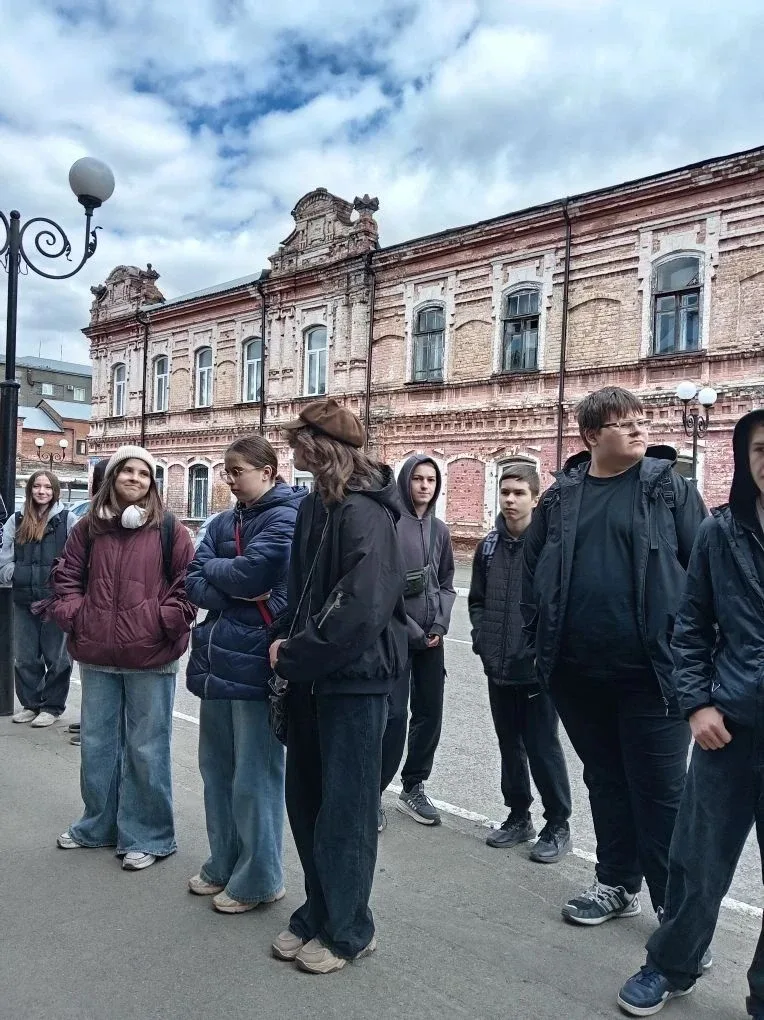 Обучающиеся 7Б и 8В классов совершили увлекательное путешествие по родному городу Бийску. Пешеходная