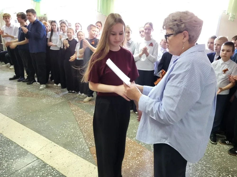 🇷🇺Традиционная линейка: награждение победителей и участников конкурсов!  Сегодня в нашей школе прошл