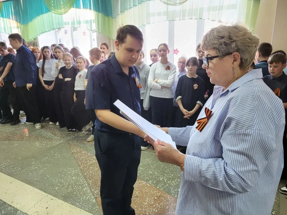 🇷🇺Традиционная линейка: награждение победителей и участников конкурсов!  Сегодня в нашей школе прошл