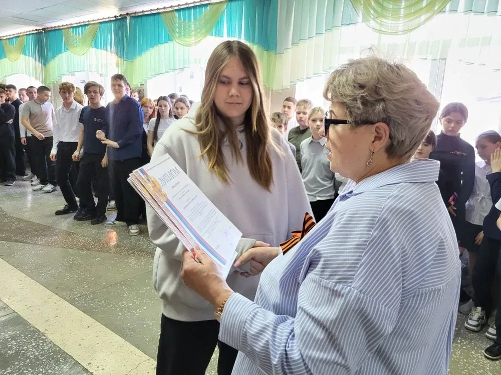 🇷🇺Традиционная линейка: награждение победителей и участников конкурсов!  Сегодня в нашей школе прошл
