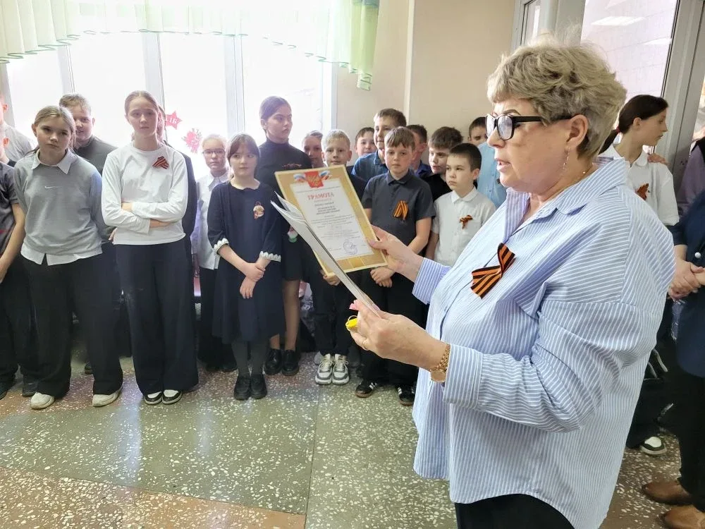 🇷🇺Традиционная линейка: награждение победителей и участников конкурсов!  Сегодня в нашей школе прошл