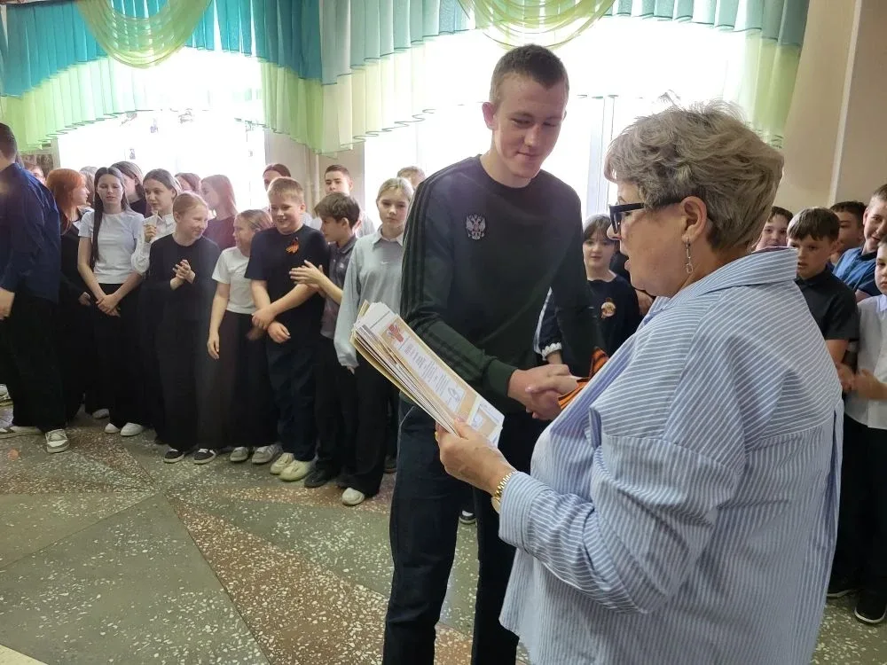🇷🇺Традиционная линейка: награждение победителей и участников конкурсов!  Сегодня в нашей школе прошл