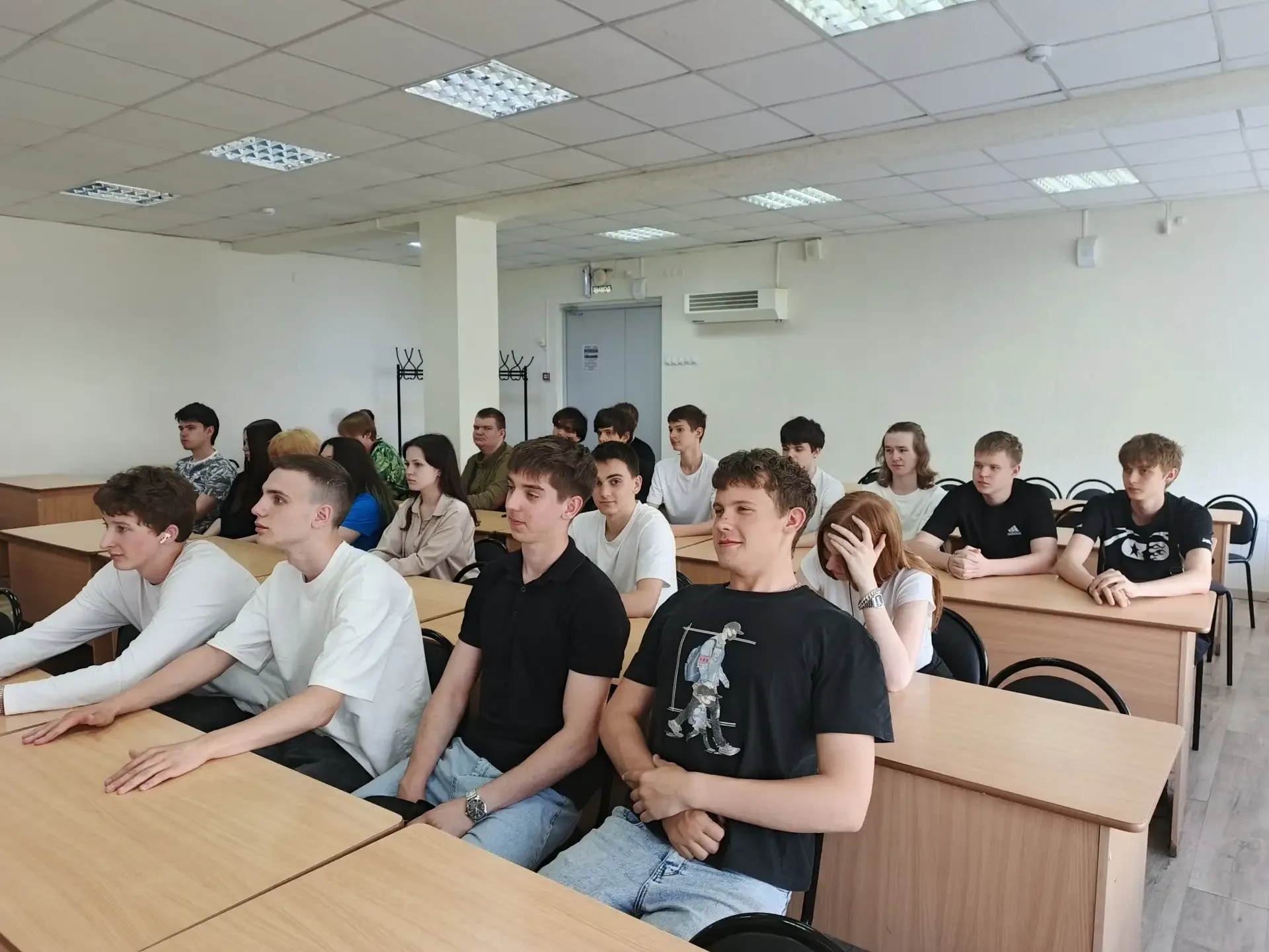 О настоящем чуде 🎬  В библиотеке учебного комплекса промышленных технологий ИТ-колледжа прошёл образ