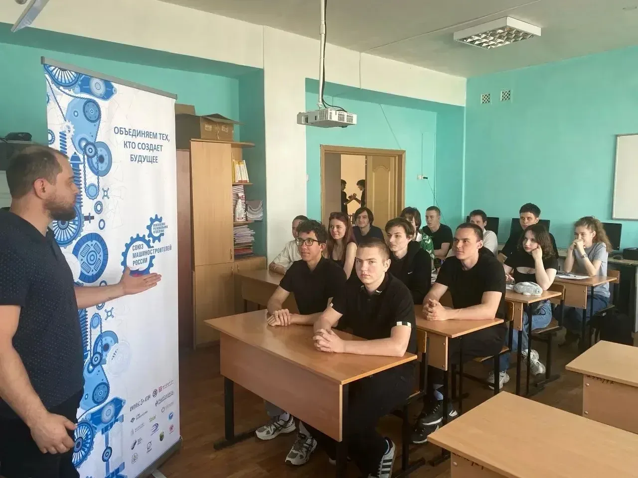 Объединяем тех, кто создаёт будущее 👥  В учебном комплексе информационных технологий ИТ-колледжа про