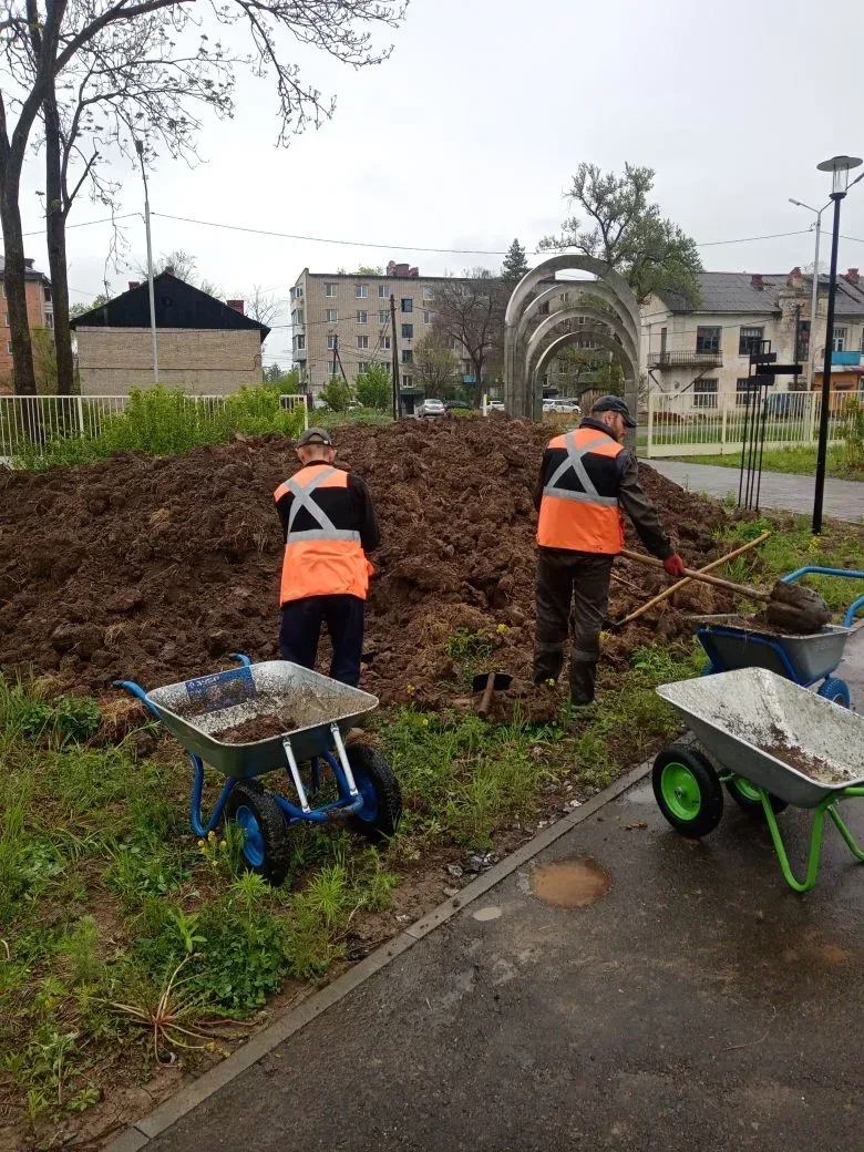 Работы в городе   С начала недели работники МБУ «ЖКХ и благоустройство»:  🔹убрали мусор на кладбище 