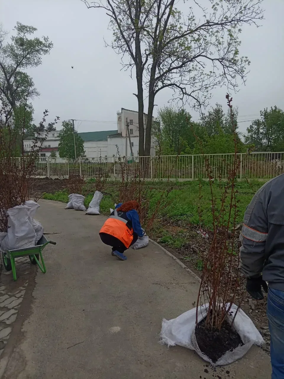 Работы в городе   С начала недели работники МБУ «ЖКХ и благоустройство»:  🔹убрали мусор на кладбище 
