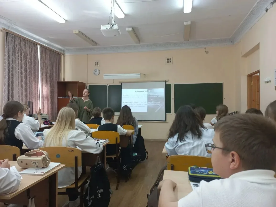 В рамках Фестиваля открытых уроков в 5В классе прошел  урок внеклассного чтения под названием «Тема 