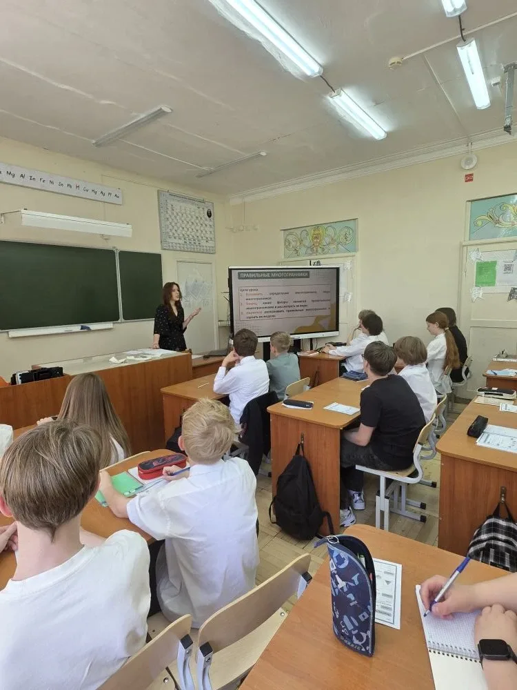 🧩 Математика — это не скучно. Это объёмно!  Сегодня на уроке Дарья Александровна Лесихина доказывала